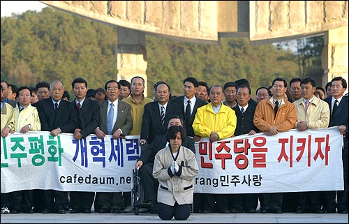 추미애 선대위장의 삼보일배로 시작된 '추풍'에 중장년층 표심의 향방이 주목된다. 